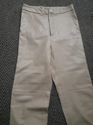 Pantalones de cuero beige