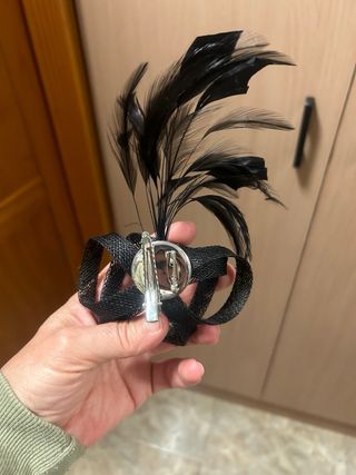 Broche tocado plumas negro