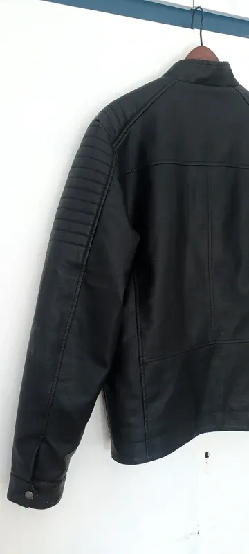 Chaqueta motera cuero sintético