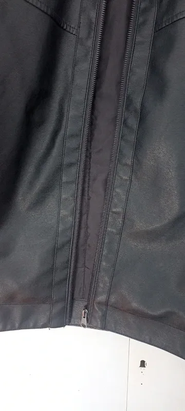 Chaqueta motera cuero sintético