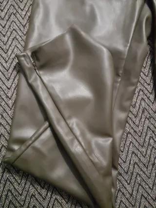 Pantalón efecto piel verde oliva