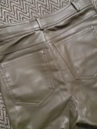 Pantalón efecto piel verde oliva