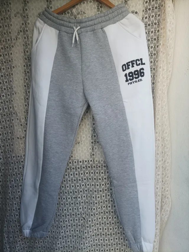 Sudadera OFFICIAL gris y blanca