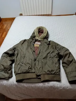 Cazadora Chevignon verde oliva con capucha