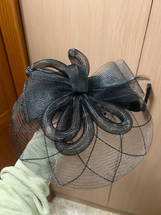 Tocado negro de malla con lazo