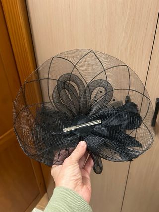 Tocado negro de malla con lazo