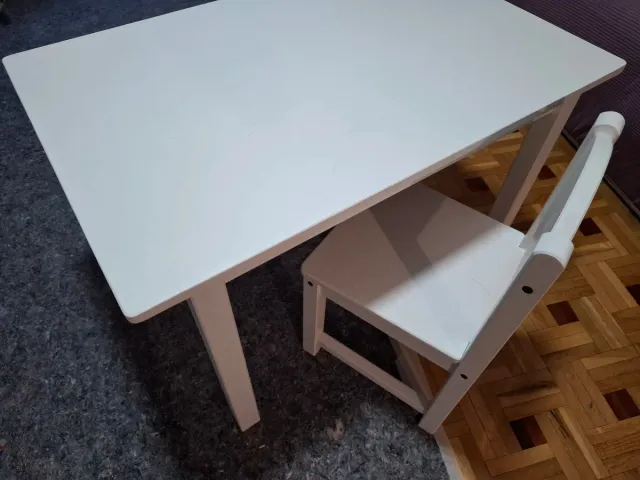 Mesa infantil Sundvik blanca en perfecto estado