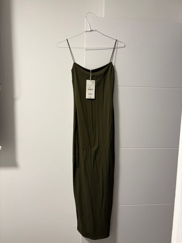 Vestido verde Zara con etiqueta