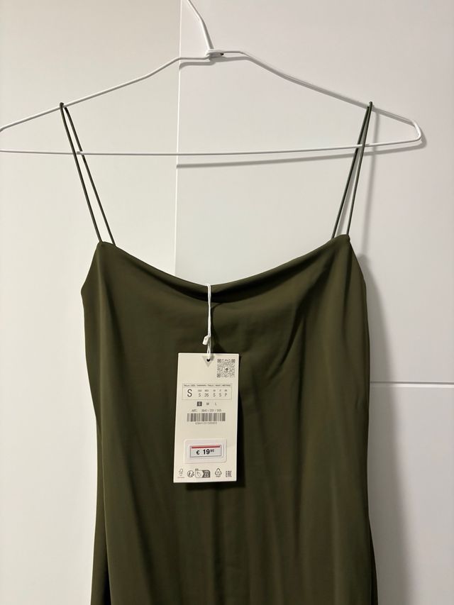 Vestido verde Zara con etiqueta