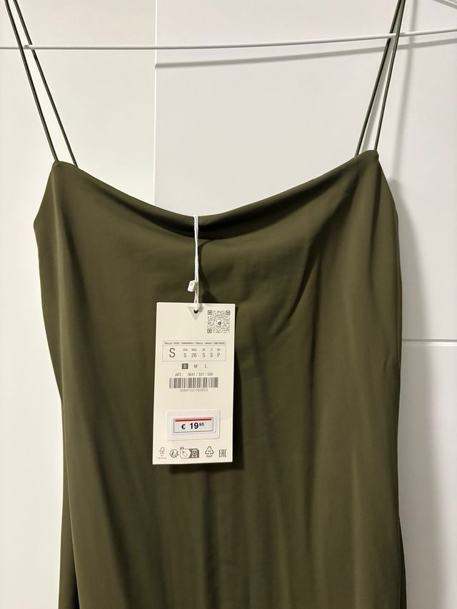 Vestido verde Zara con etiqueta