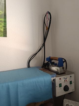 Macchine da cucire e piastre per stirare industriali