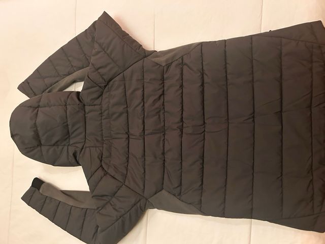 Chaqueta acolchada Nike gris y negra