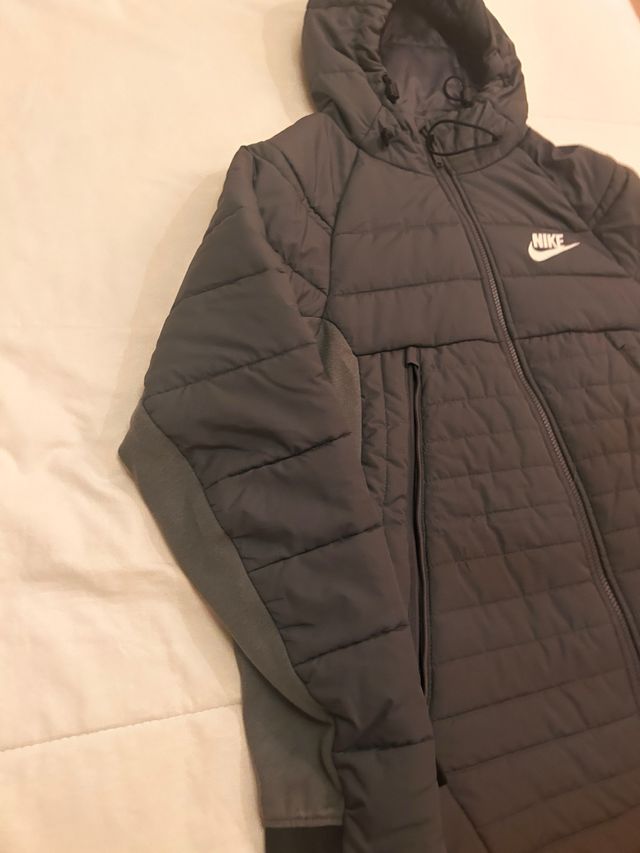 Chaqueta acolchada Nike gris y negra
