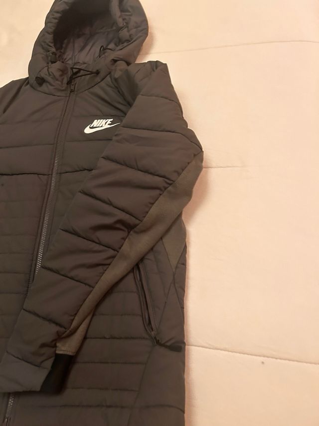 Chaqueta acolchada Nike gris y negra