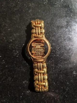 Reloj de pulsera dorado