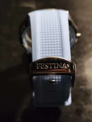 Reloj de pulsera dorado