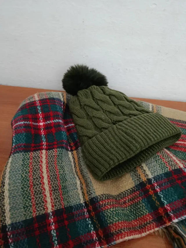 Gorro de lana trenzado con pompón