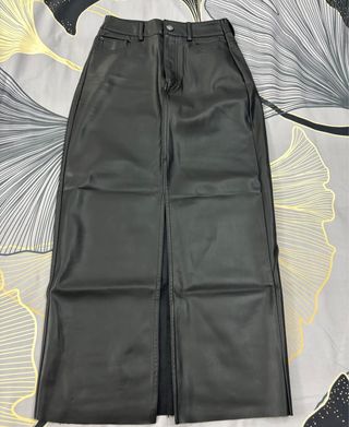 Falda larga cuero Stradivarius T.32