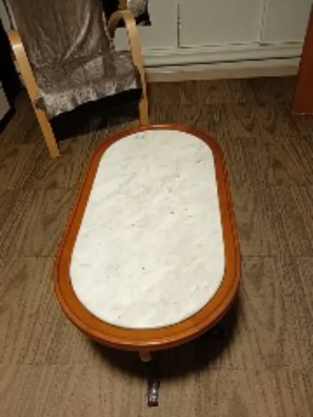 Mesa baja de madera y mármol