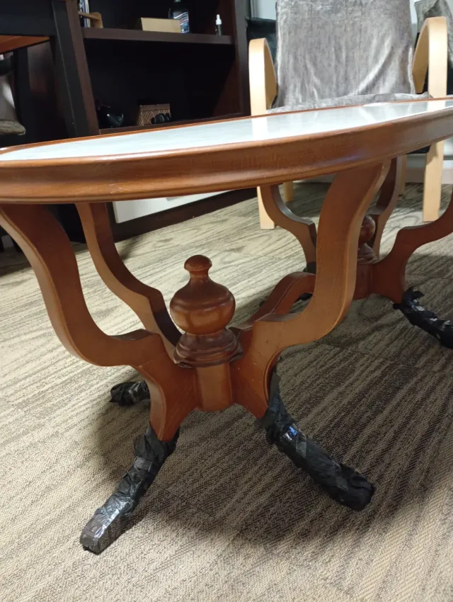 Mesa baja de madera y mármol