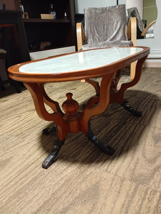 Mesa baja de madera y mármol