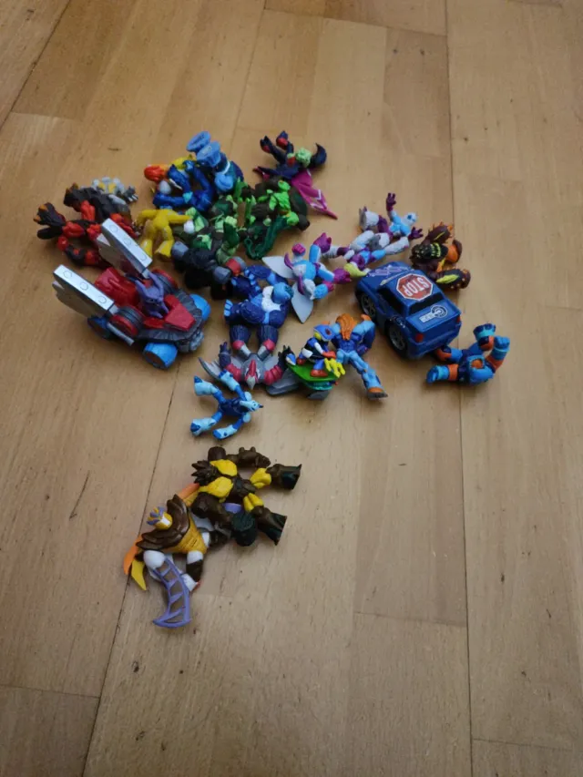 Figuras de juguete variadas