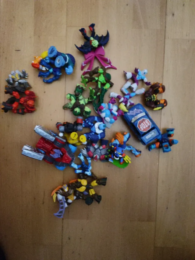 Figuras de juguete variadas