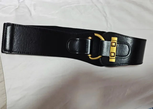 Cinturón ancho negro con hebilla dorada