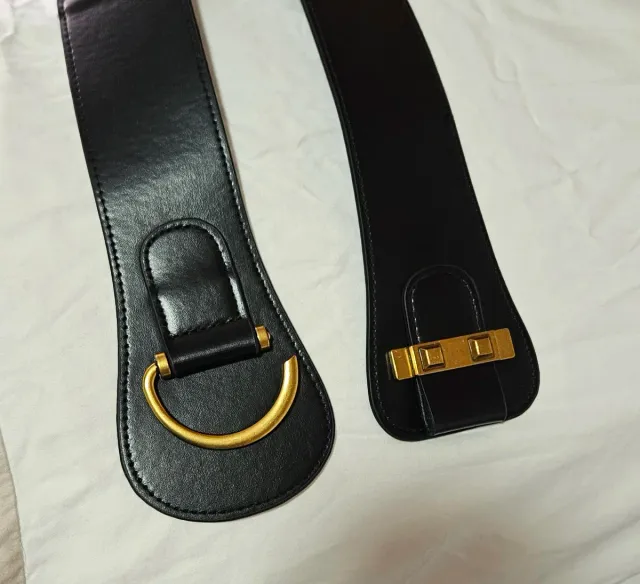 Cinturón ancho negro con hebilla dorada