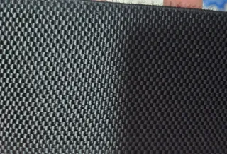 Cinturón ancho negro con hebilla dorada