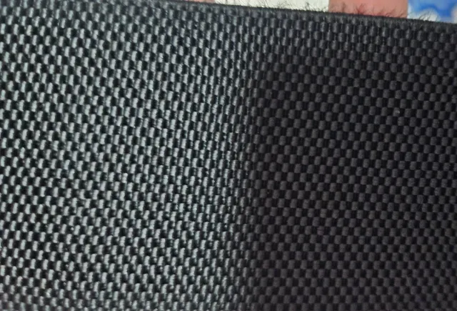 Cinturón ancho negro con hebilla dorada