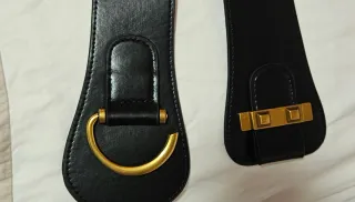 Cinturón ancho negro con hebilla dorada