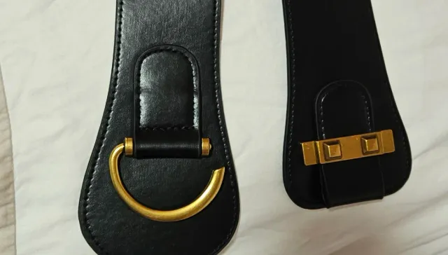 Cinturón ancho negro con hebilla dorada