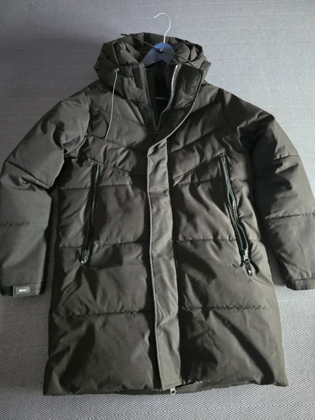 Abrigo negro acolchado con capucha