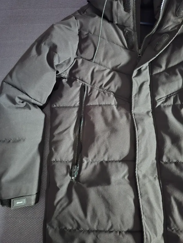 Abrigo negro acolchado con capucha