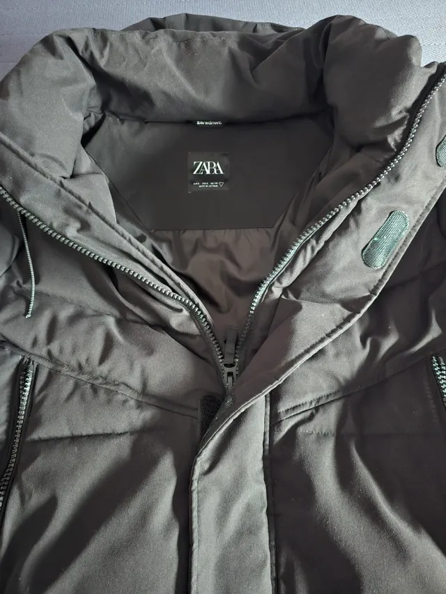 Abrigo negro acolchado con capucha