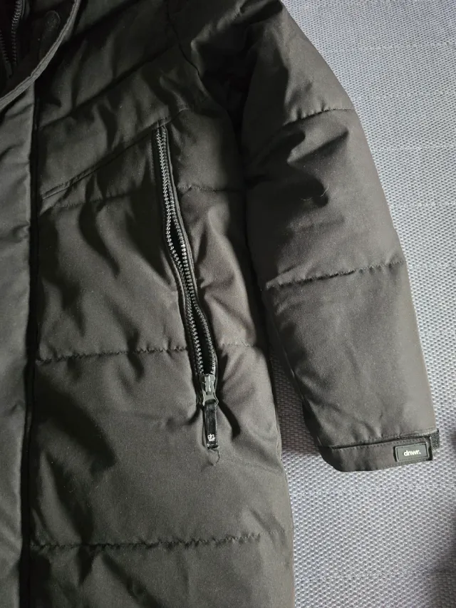 Abrigo negro acolchado con capucha