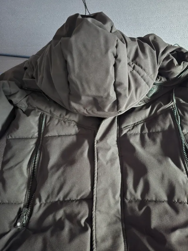 Abrigo negro acolchado con capucha