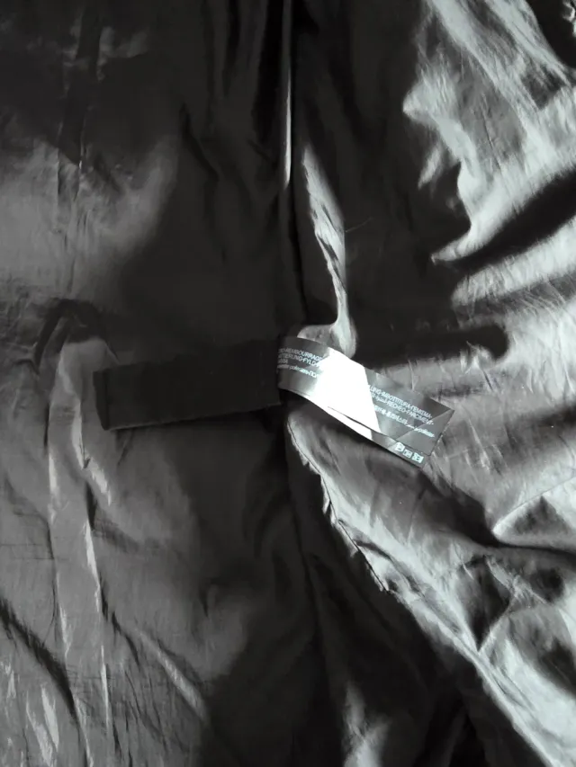 Abrigo negro acolchado con capucha