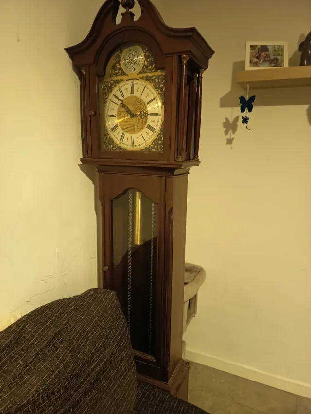 Reloj de pie clásico de madera