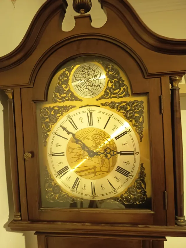 Reloj de pie clásico de madera