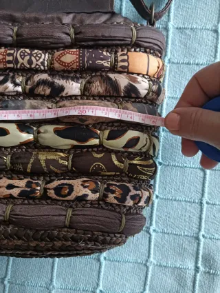 Bolso de mimbre y tela con pañuelo de flecos