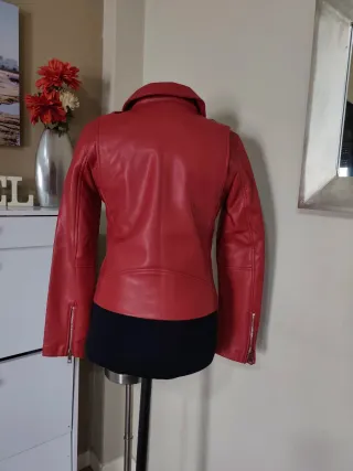 Chaqueta de cuero roja