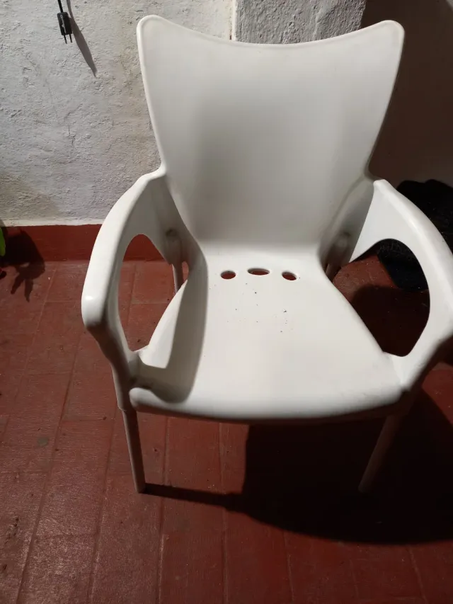 Silla de plástico blanca