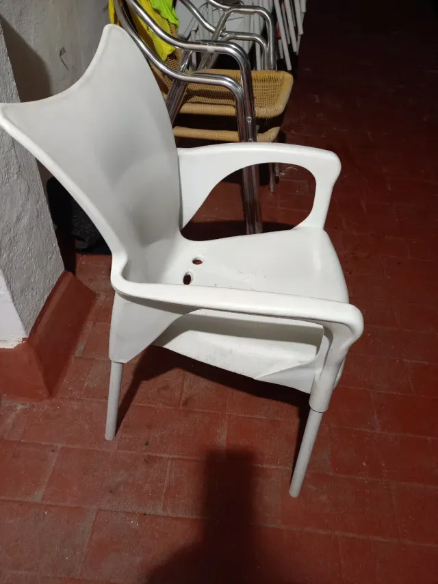 Silla de plástico blanca
