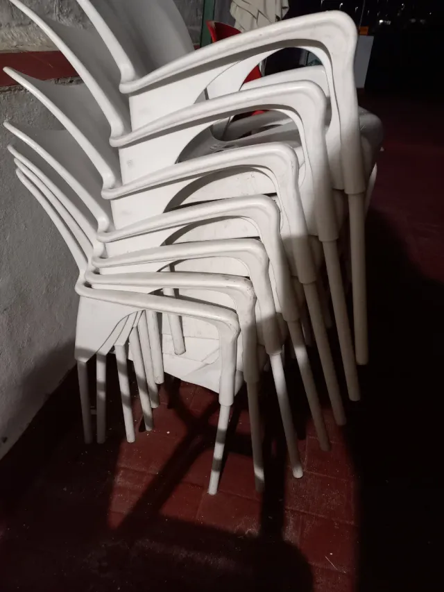 Silla de plástico blanca