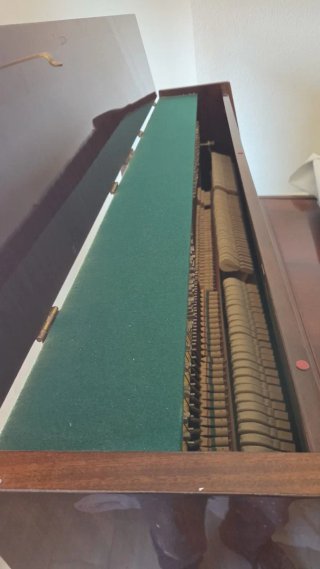 Piano de pared Cherny