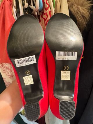 Zapatos de baile y flamenco rojos.