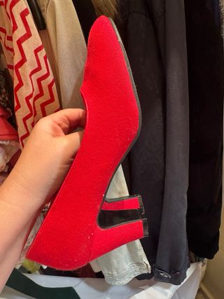 Zapatos de baile y flamenco rojos.