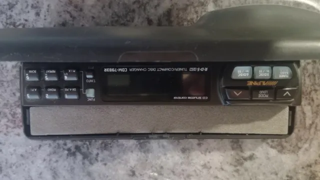 Carátula  radio CD coche Alpine CDM 7983R